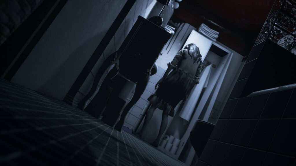 Visage: Shrbená postava hororové holčičky v koupelně se skříní a umyvadlem.