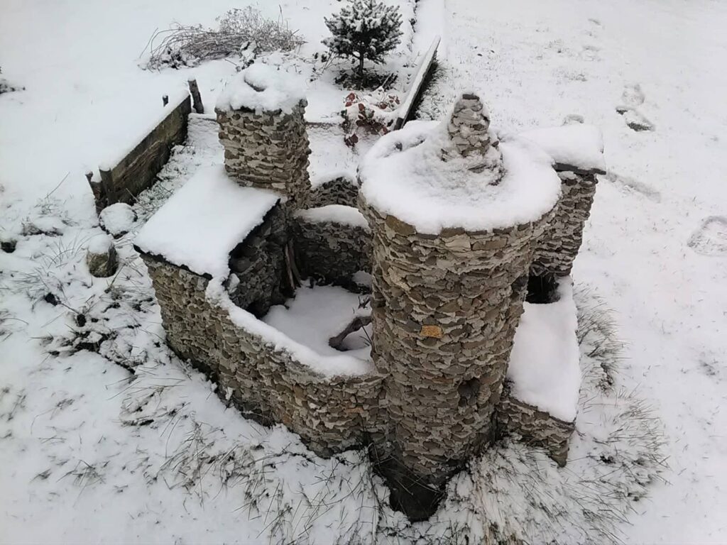 zahradní model hradu v zimě