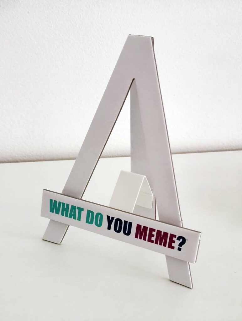 What Do You Meme – zatraceně sexy stojánek