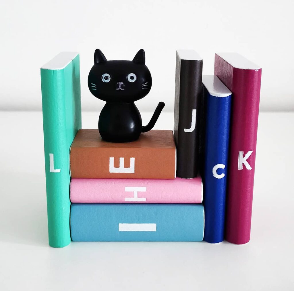 Ulož svoje knihy – knihy a kočička