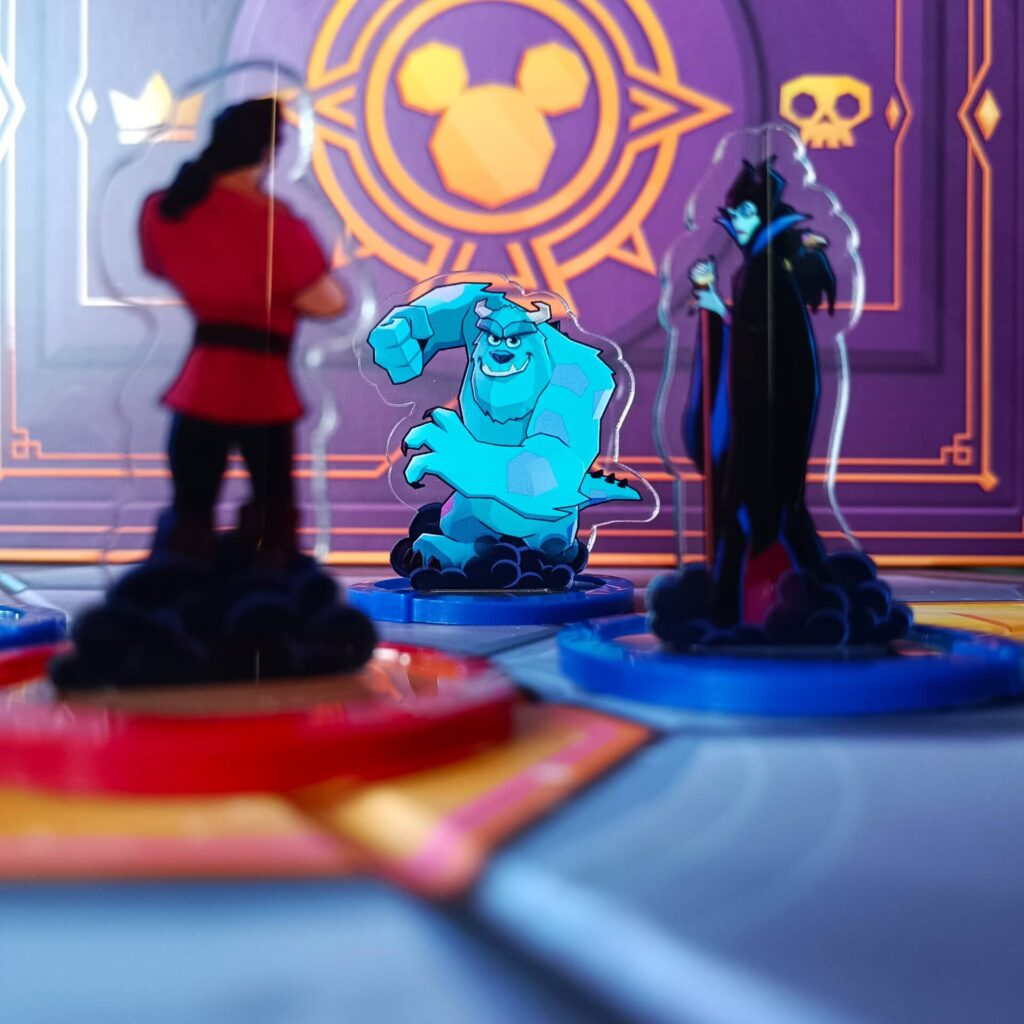 Disney Sorcerer’s Arena Epické aliance – Sully v pozadí