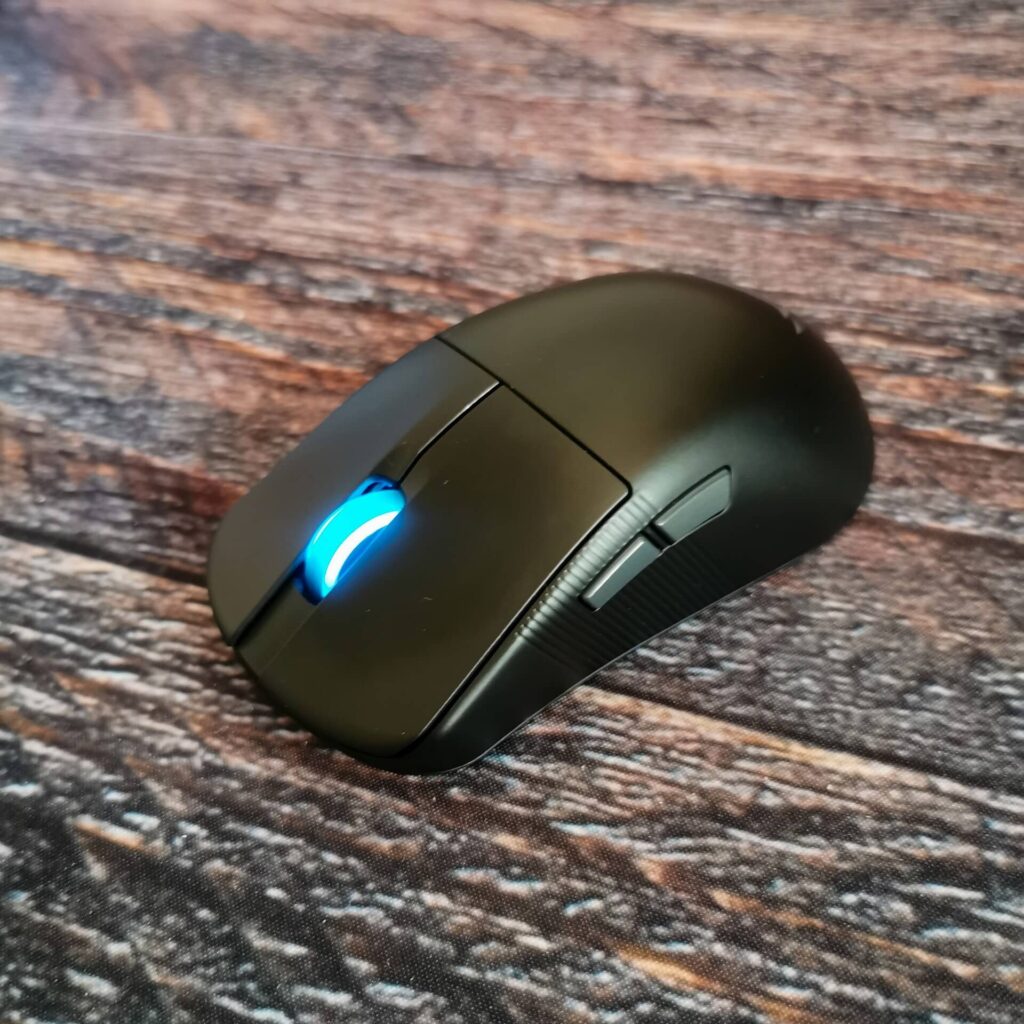 Asus ROG Harpe Ace Mini - tlačítka pro přepínání dopředu a dozadu