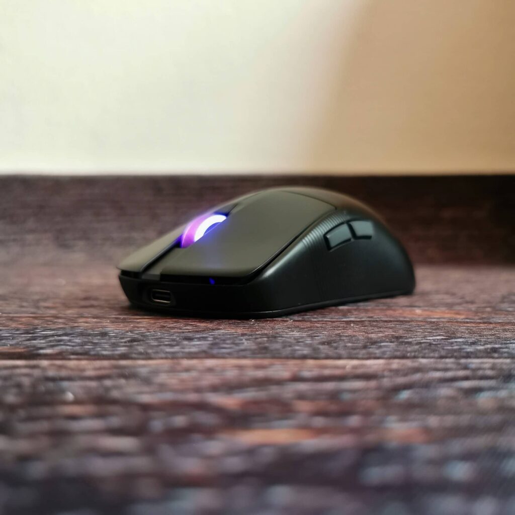 Asus ROG Harpe Ace Mini - myš lze připojit bezdrátově