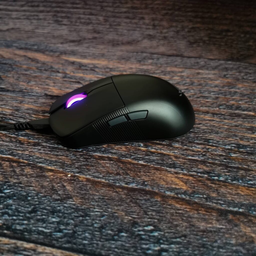 Asus ROG Harpe Ace Mini - myš lze připojit kabelem pro vyšší rychlost