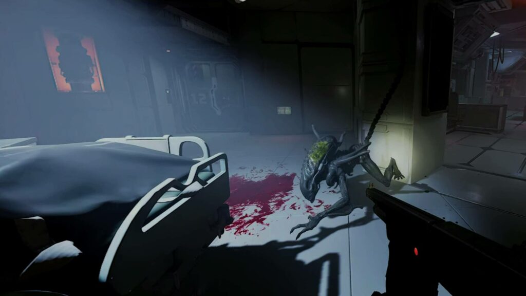 Alien: Rogue Incursion - xenomorf slézá ze stěny