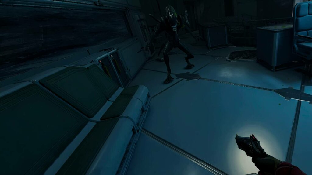 Alien: Rogue Incursion - xenomorf vs revolver