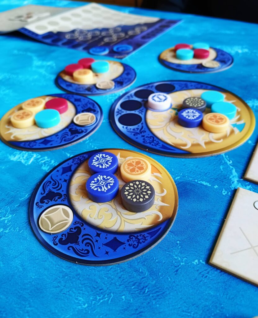 Azul Duel - připravené dlaždice na dílnách