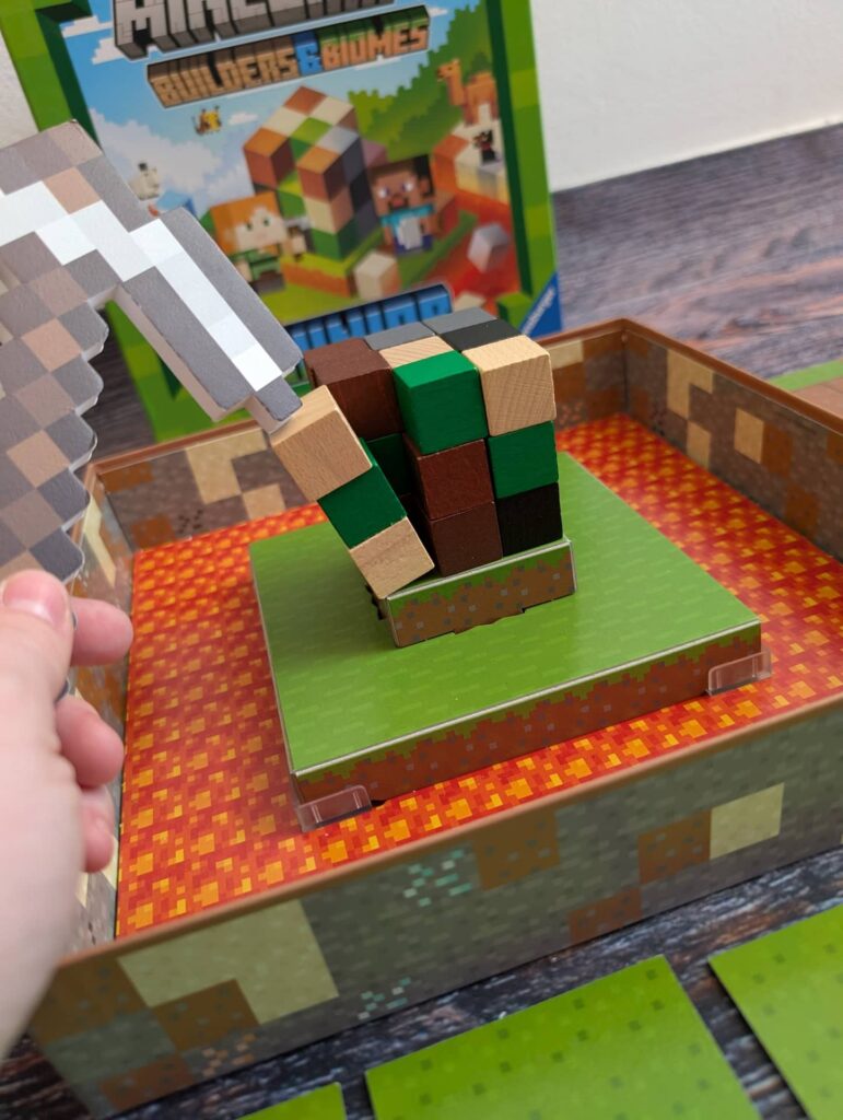 Minecraft: Builders & Biomes Junior - krumpáčem odkutat ty správné kostičky není vůbec snadné
