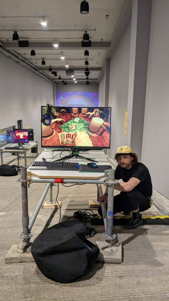 A MAZE. 2025 - pc ve svažující se hale