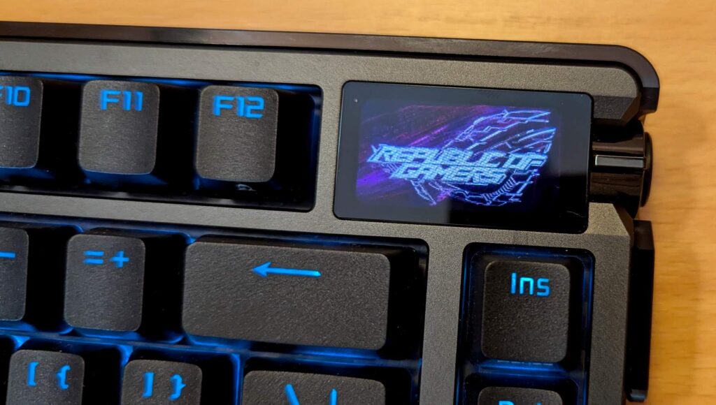 Asus ROG Azoth Extreme - detail displeje