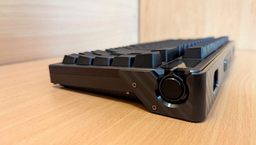 Asus ROG Azoth Extreme - ovládací knoflík