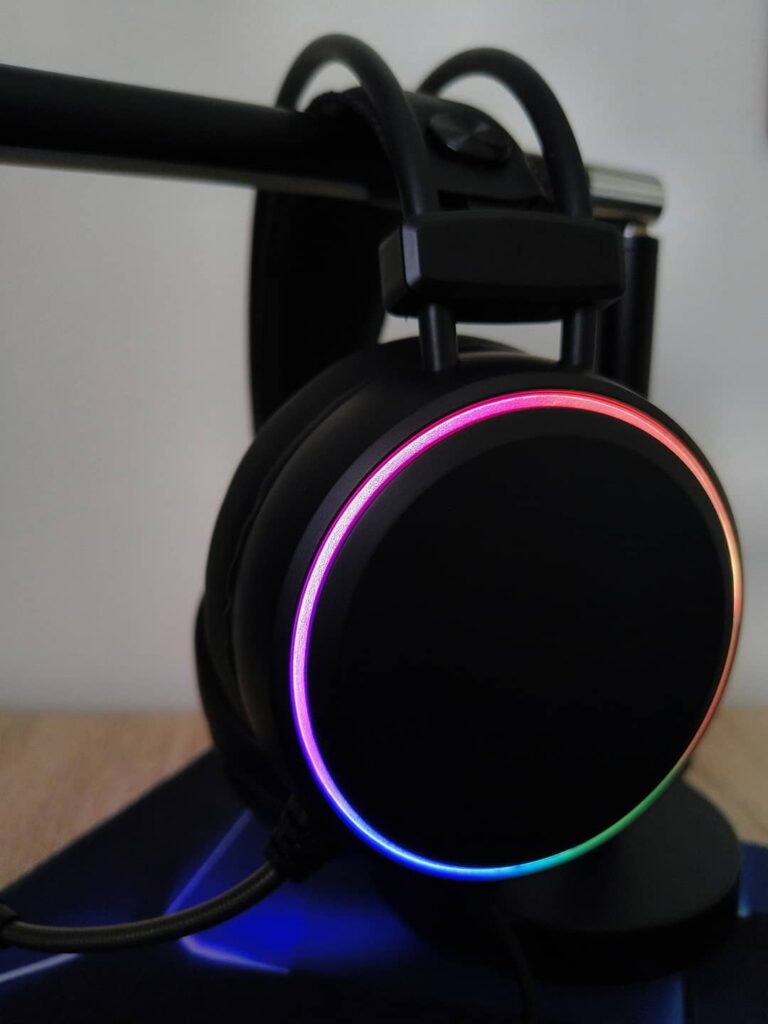 Neon 613 G2 - detail na rozsvícená sluchátka
