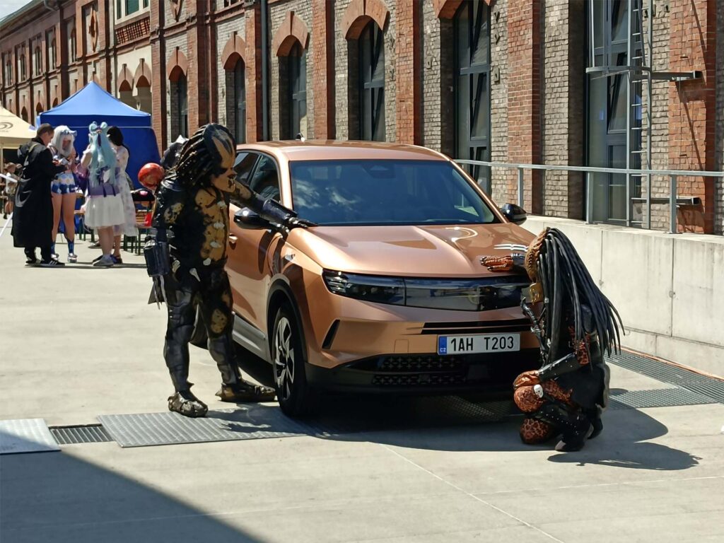 Fantastická Ostrava 2025 - Predátoři u auta