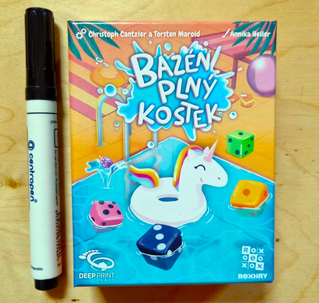 Bazén plný kostek - porovnání velikosti krabičky