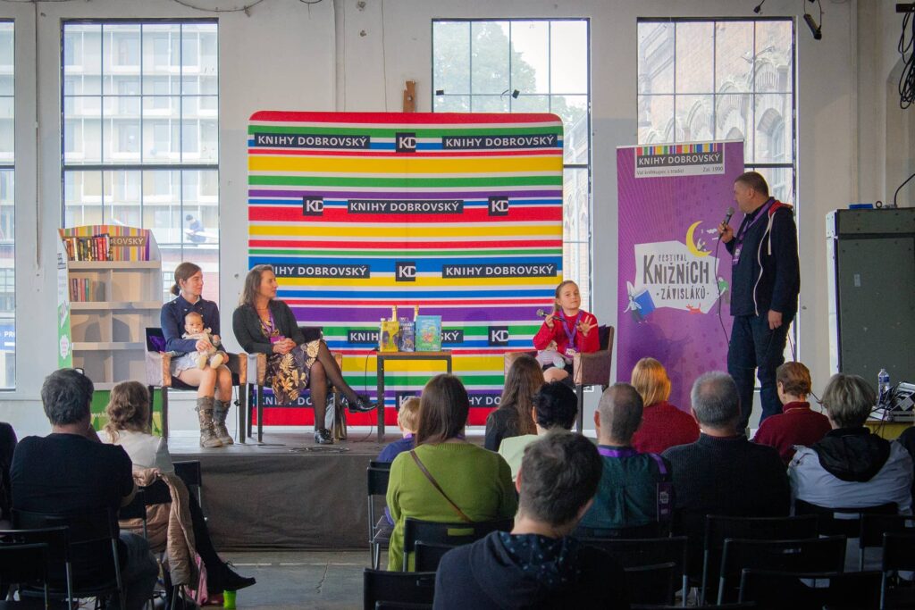 Festival Knižních závisláků 2025 - rodina na jednom pódiu