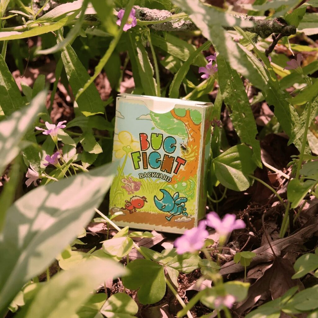 Bug Fight - krabička v trávě