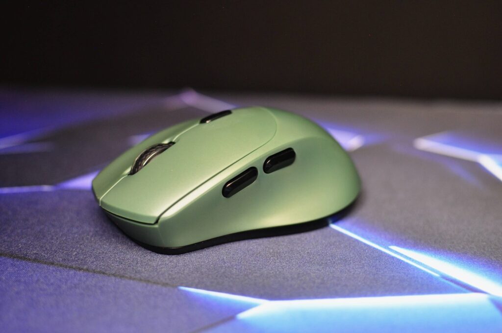 Myš Scorpion M8100 - tlačítka na straně