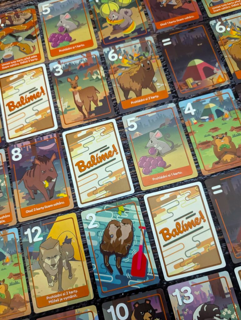 Balíme - ilustrace přitáhnou pohledy k hernímu stolu