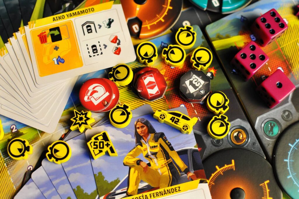 Dirt & Dust - žlutá pilotka Sofía Fernández