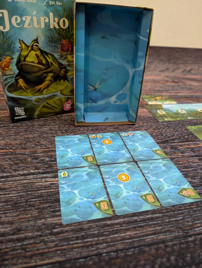 Jezírko - rub karet obsahuje vodu