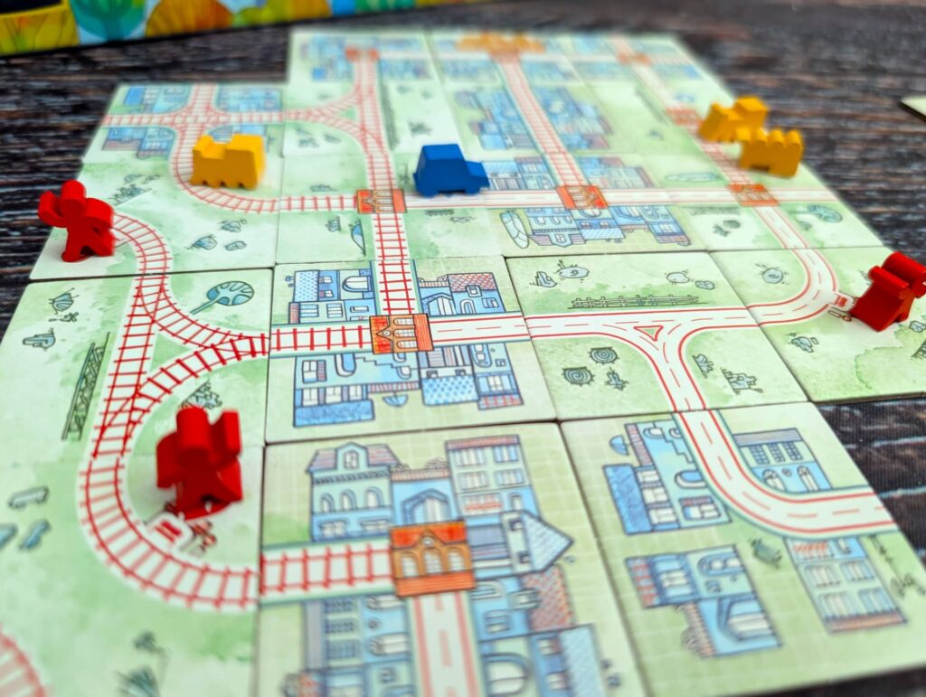 Railroad Tiles - cestičky plné turistů, aut a vlaků