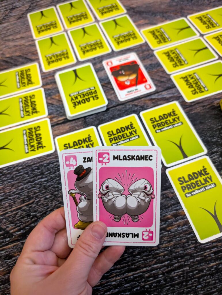 Sladké prdelky - na začátku kola si můžete dvě karty prohlédnout