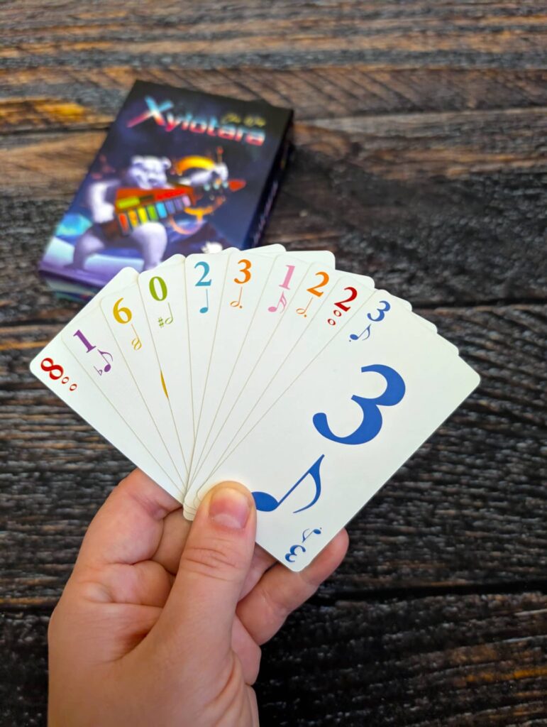 Xylotara - do ruky dostanete karty různých barev a hodnot