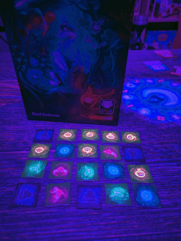 Zářihvozd - celá hra se pod fialovým světlem rozsvítí