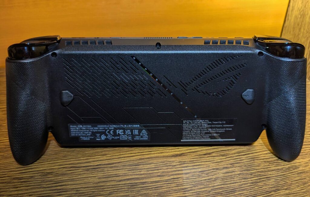 Asus ROG Xbox Ally X - zadní strana s výdechy