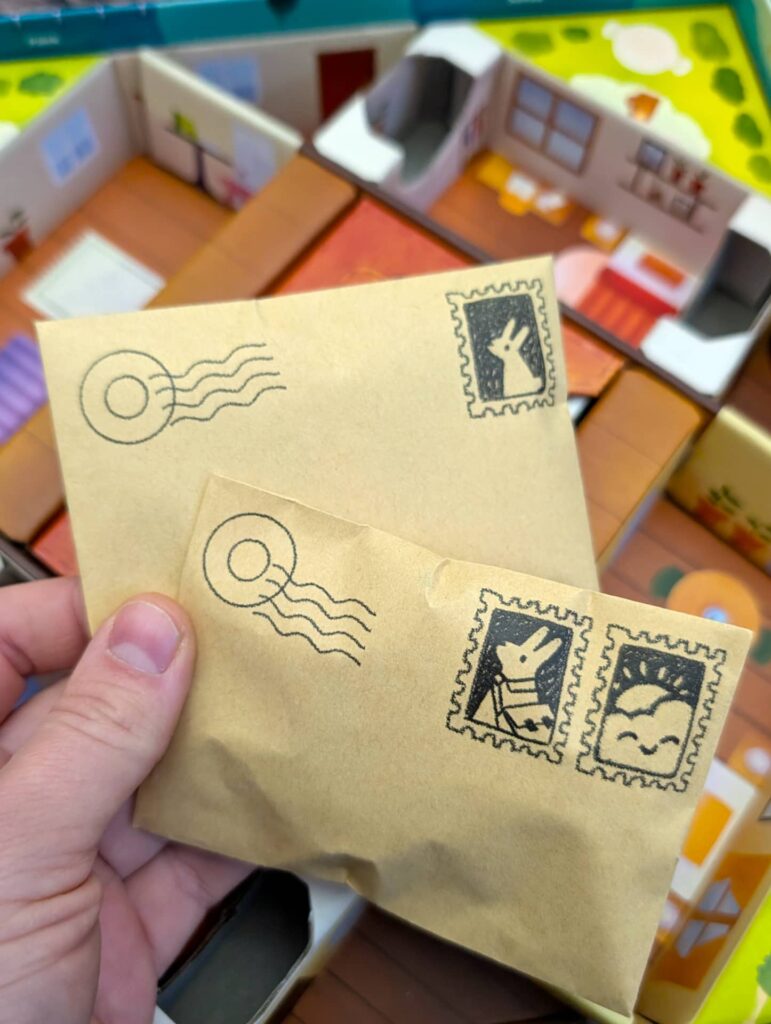Dixit Kids - poštovní obálky ukrývají dřevěné dílky