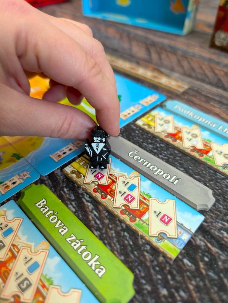 Ostrovní Expres: Nastupovat! - do stanic můžete za odměnu doručit stejně barevné cestující