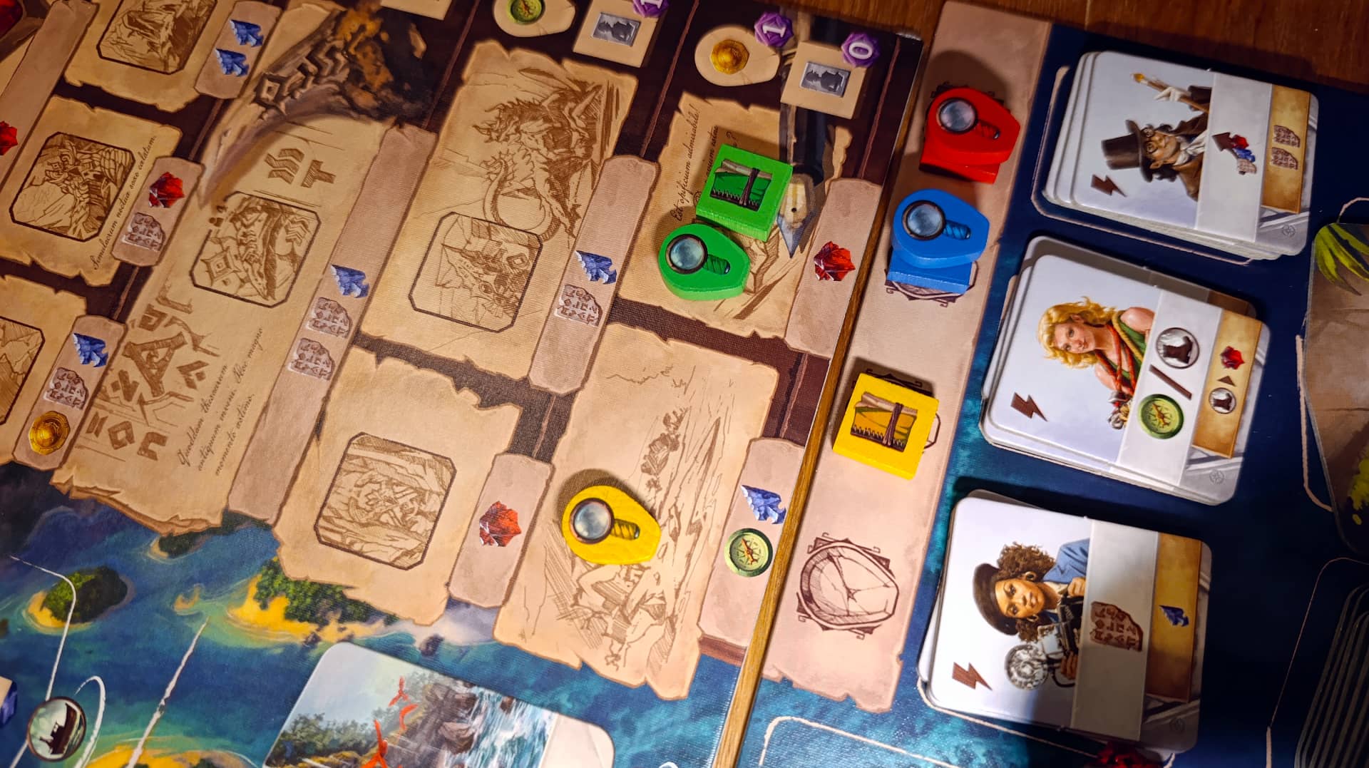 Ztracený ostrov Arnak – deník a lupa, které slouží k průzkumu chrámu