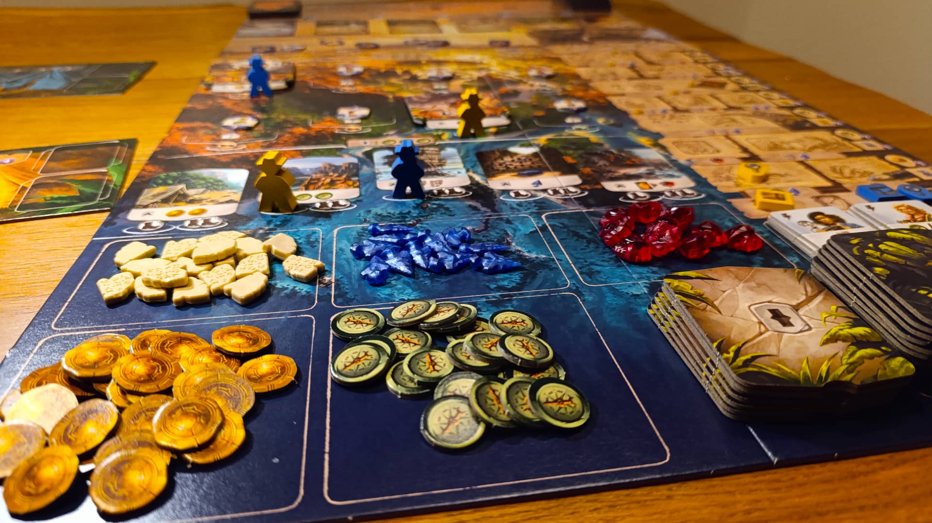 Ztracený ostrov Arnak – suroviny a pohled na částečně objevenou mapu