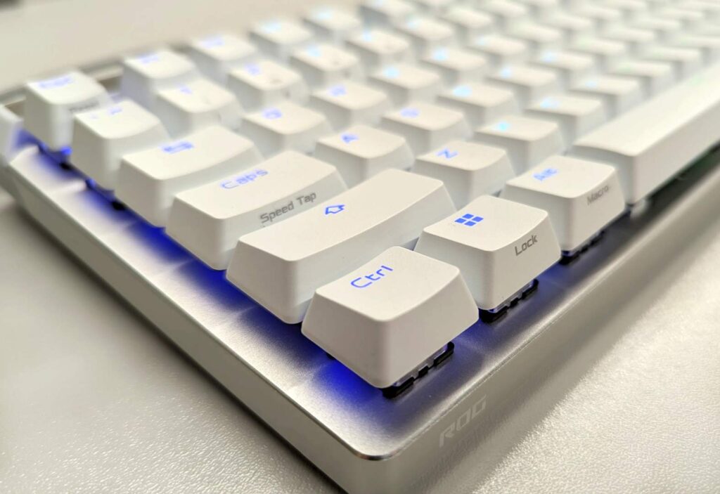 Asus ROG Falchion Ace 75 HE - detail kláves v rohu