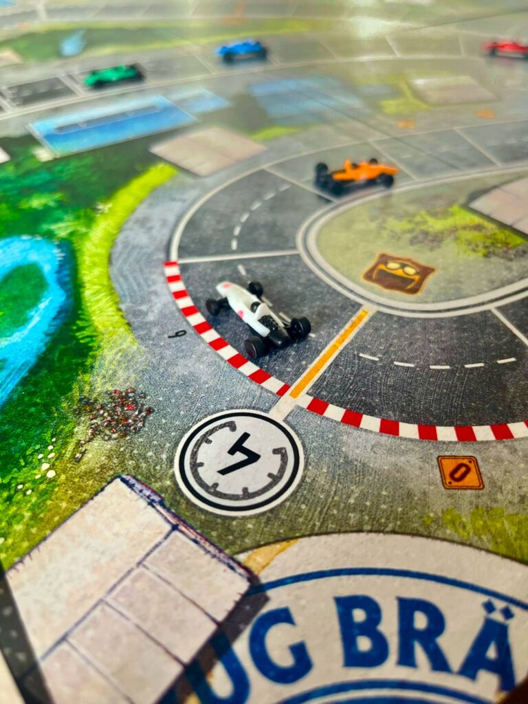 HEAT: Kamenité cesty - bílá formule projíždí zatáčkou