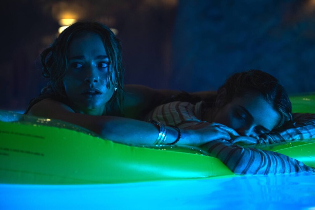 Primát - Lucy a Erin v bazénu