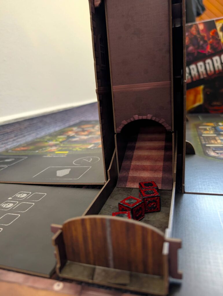 Terrorscape: Dům hrůzy - součástí zástěny je i kostková věž