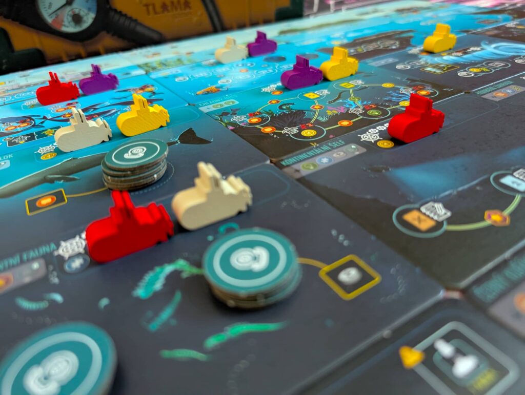 Endeavor: Hlubiny moří - na lokacích najdete spoustu bonusů a příležitostí k akcím