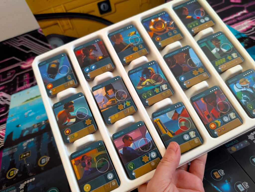 Endeavor: Hlubiny moří - specialisté jsou v šikovném pořadači