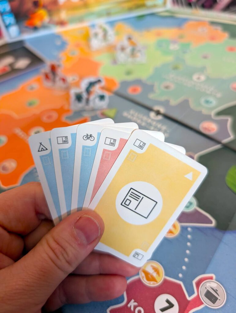 Pohlednice - z pěti karet v ruce vždy použijete tři